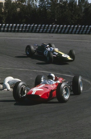 Circuit de Mexico City, Jim chasse derrière John Surtees sur